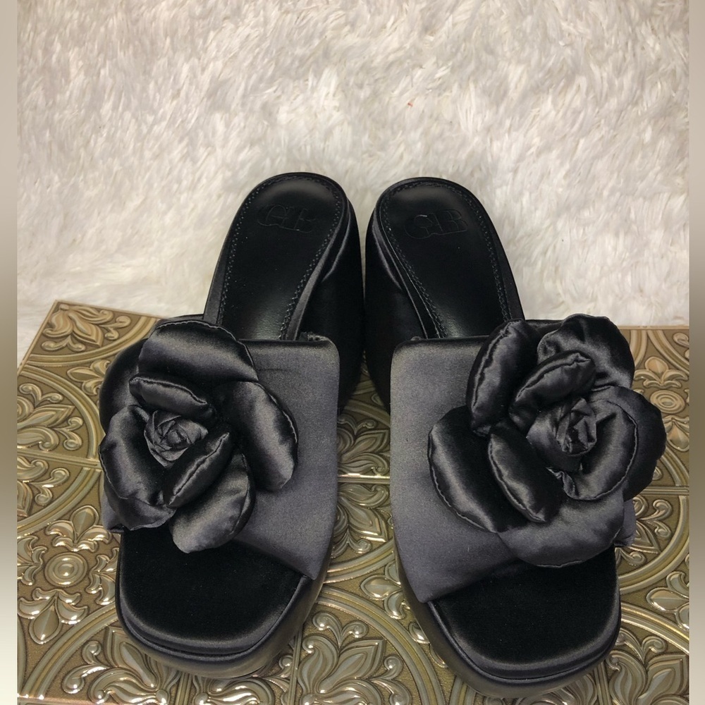 Gianni Bini Black Satin Floral Platform Shoes size 7.5 NWOT - Picture 2 of 16